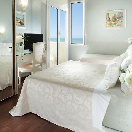 Hotel Admiral - On The Beach Riccione Exterior foto