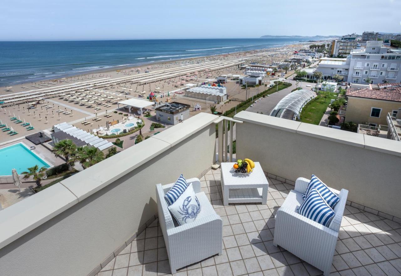 Hotel Admiral - On The Beach Riccione Exterior foto