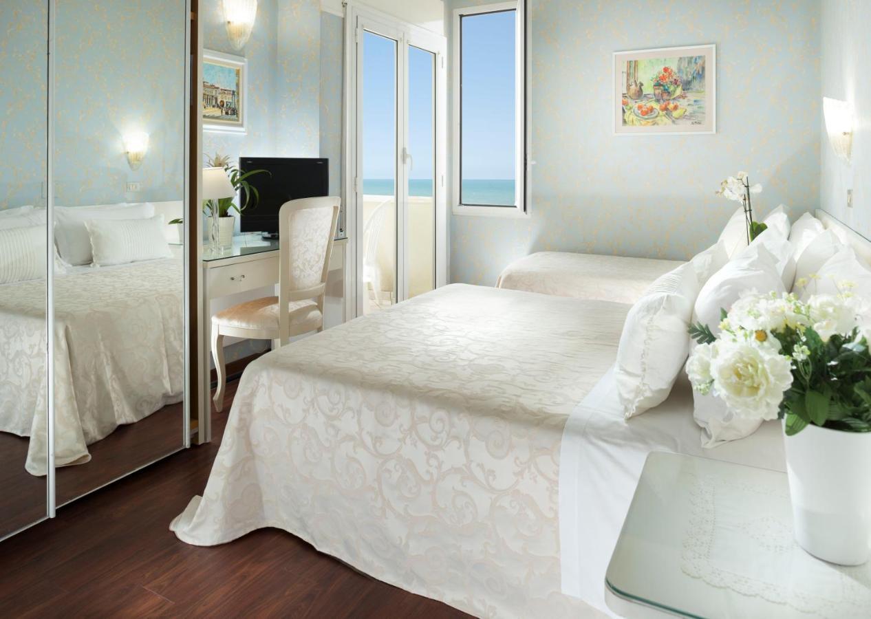 Hotel Admiral - On The Beach Riccione Exterior foto