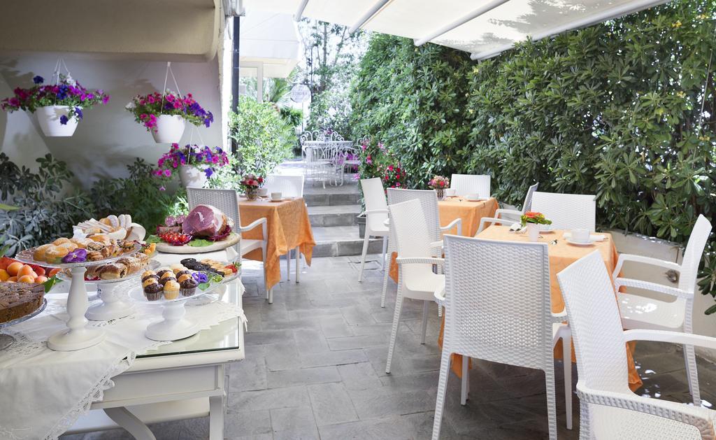 Hotel Admiral - On The Beach Riccione Exterior foto