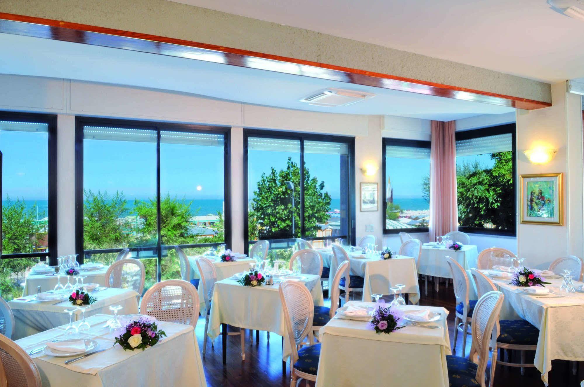 Hotel Admiral - On The Beach Riccione Exterior foto